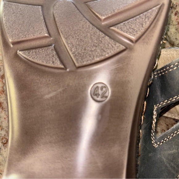 Volks Walkers Gray Comfort Sandals - Picture 7 of 9